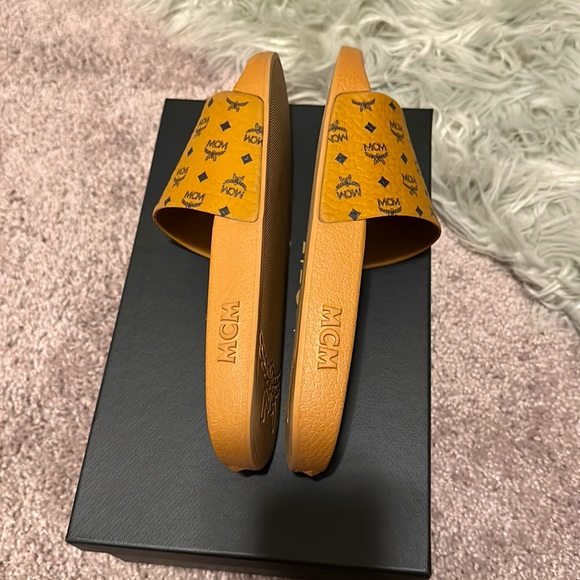 ‼️🔥MCM Monogram Logo Slides🔥‼️ - Picture 3 of 6